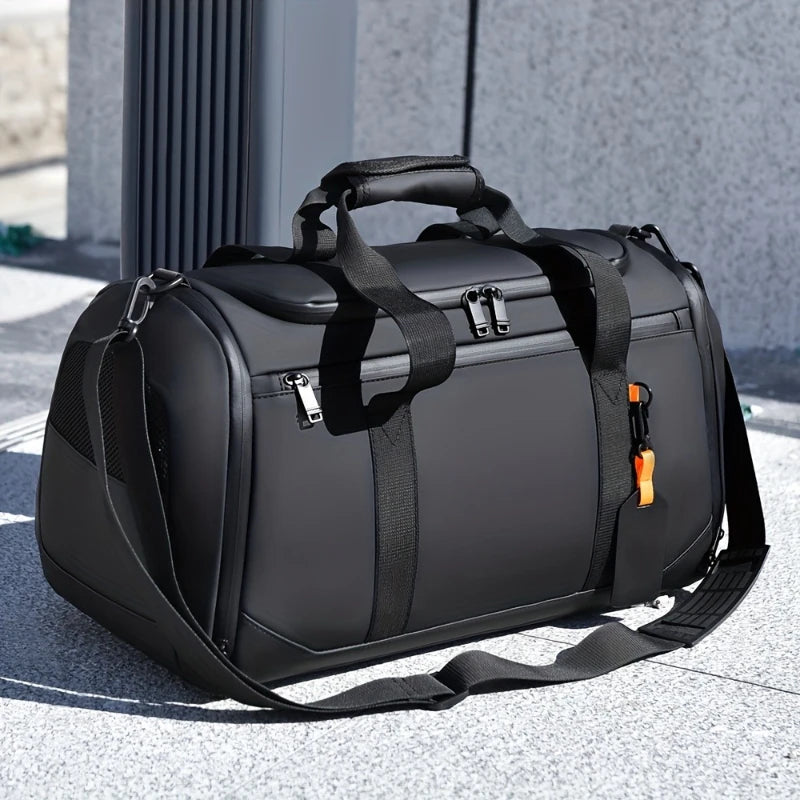 Un grand sac de voyage noir en toile posé sur une surface extérieure gris clair.
