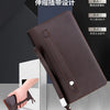 Portefeuille pochette marron pour homme en PU avec double fermeture éclair, à côté d'une boîte blanche et d'une main.