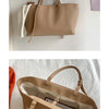 Un sac cabas en cuir PU beige décontracté est exposé contre un mur blanc.