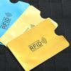 Geliches RFID-Schutz-Wallet-Cover neben einem blauen auf dunkler Oberfläche.