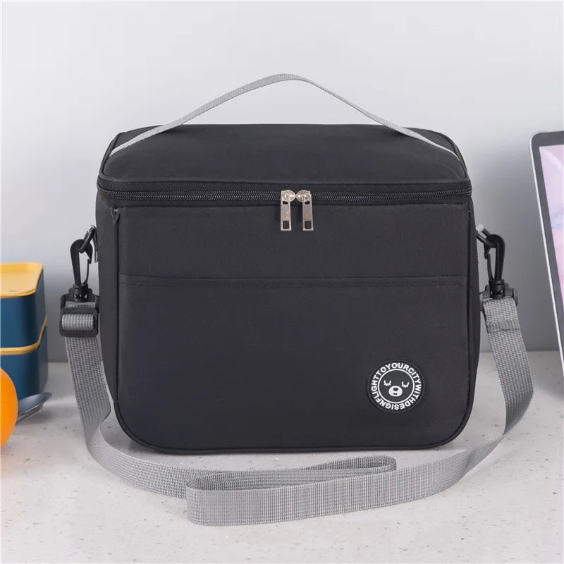 Schwarze isolierte Thermotasche mit Tragegurt auf weißem Untergrund