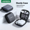 Estuche resistente negro UGREEN abierto, conteniendo AirPods y cables de carga.