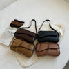 Colección de bolsos cruz estilo vintage de cuero marrón y negro sobre una superficie blanca.