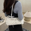 Weiße Schultertasche mit schwarzen Polkadotten und weißen Spitzendetails.