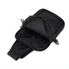 Schwarze Herren-Casual-Crossbody-Messenger-Tasche, geöffnet mit sichtbarem Riemen.