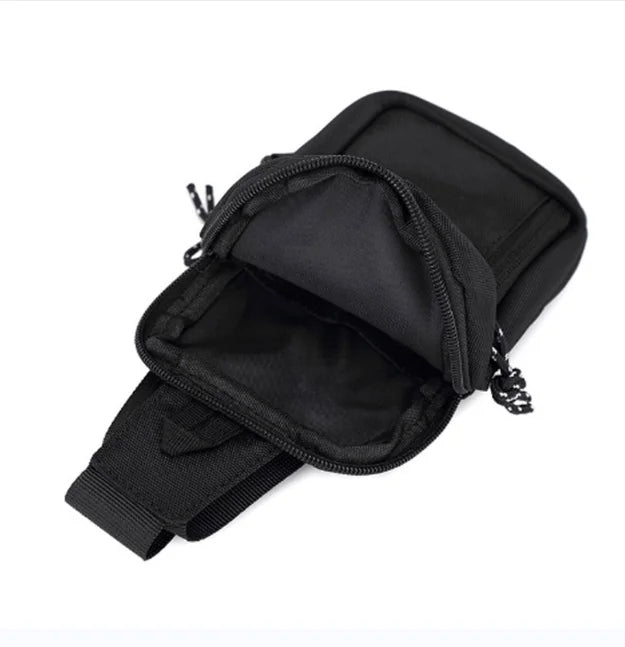Schwarze Herren-Casual-Crossbody-Messenger-Tasche, geöffnet mit sichtbarem Riemen.