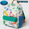 Mochila de goma suave con forma de ratón pato en blanco y patrones coloridos con ribete verde.
