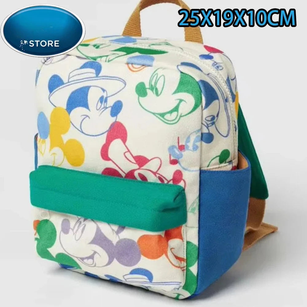 Mochila de goma suave con forma de ratón pato en blanco y patrones coloridos con ribete verde.