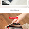 Eine Sammlung von fünf rosa, blau und schwarzen Kunstleder-Wallets auf weißem strukturiertem Hintergrund.