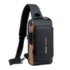 Schwarze Designer-Crossbody-Umhängetasche mit taner Lederakzent und schwarzem Riemen.