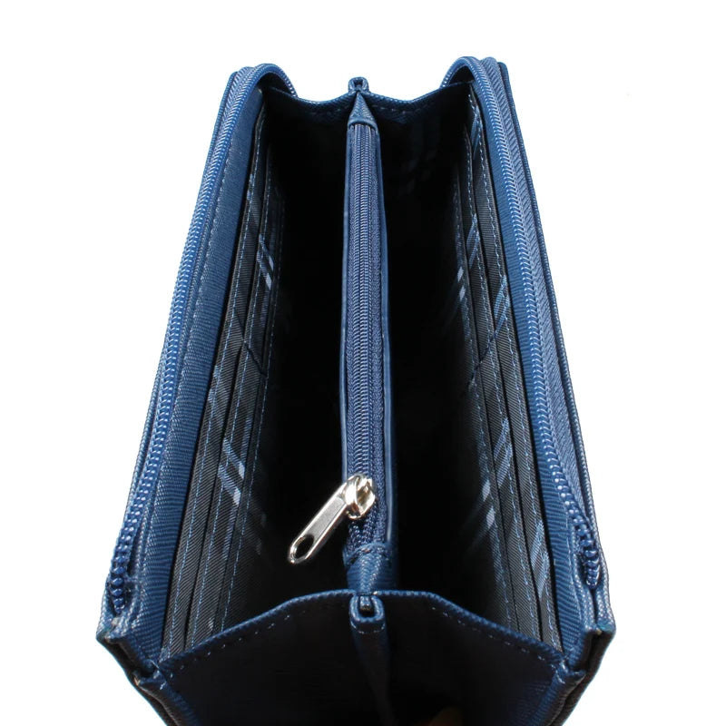 Dunkelblaue Mode-Reißverschlusshalter-Wallet mit strukturierter Oberfläche, geöffnet.