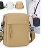 Sac bandoulière unisexe beige avec plusieurs couleurs et porté par une personne.