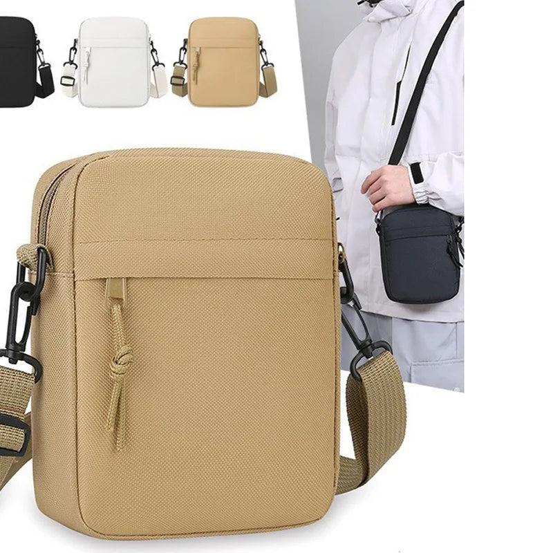 Sac bandoulière unisexe beige avec plusieurs couleurs et porté par une personne.