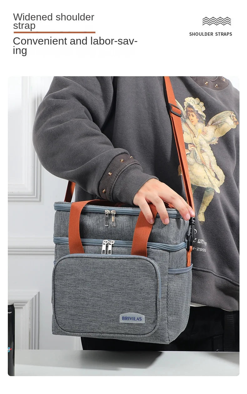 Une personne porte un sweat gris et tient une sacoche à épaule grise Brivilas.