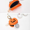 Llavero cartera de monedas en forma de calabaza naranja con herrajes dorados y una moneda plateada dentro