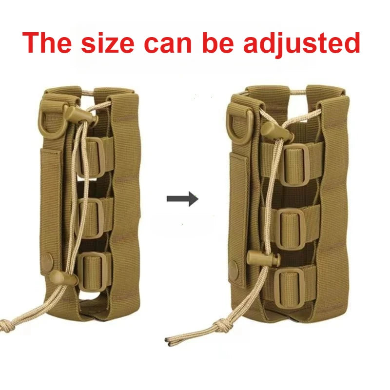 Pochette d'eau tactique beige pour équipement de plein air, montrant la possibilité d'ajuster la taille.