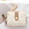 Beige Kunstleder-Kreditkarte mit niedlicher Katzenillustration und goldfarbener Tragegurt.