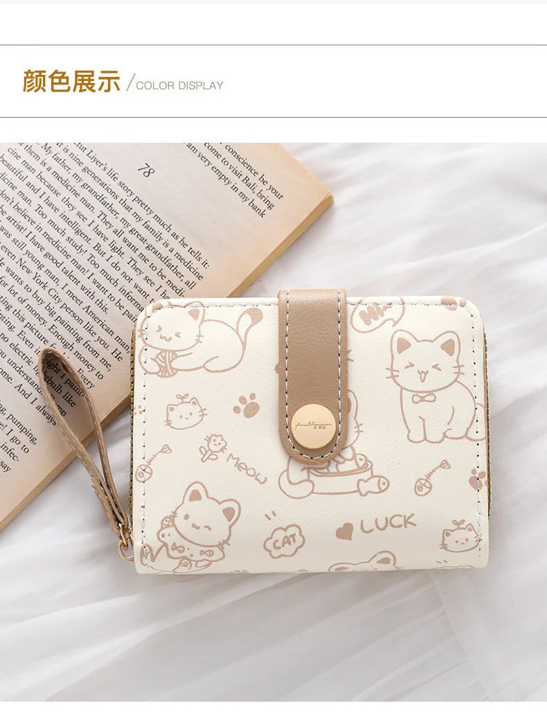 Beige Kunstleder-Kreditkarte mit niedlicher Katzenillustration und goldfarbener Tragegurt.