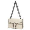 Bolso cruz de hombro con estampado de serpiente beige y correa de cadena plateada.
