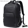 Schwarzer wasserdichter Reiserucksack mit Laptopfach und Ladekabel