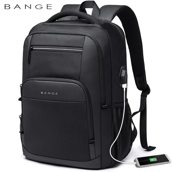 Mochila de viaje negra impermeable con compartimento para portátil y cable de carga.