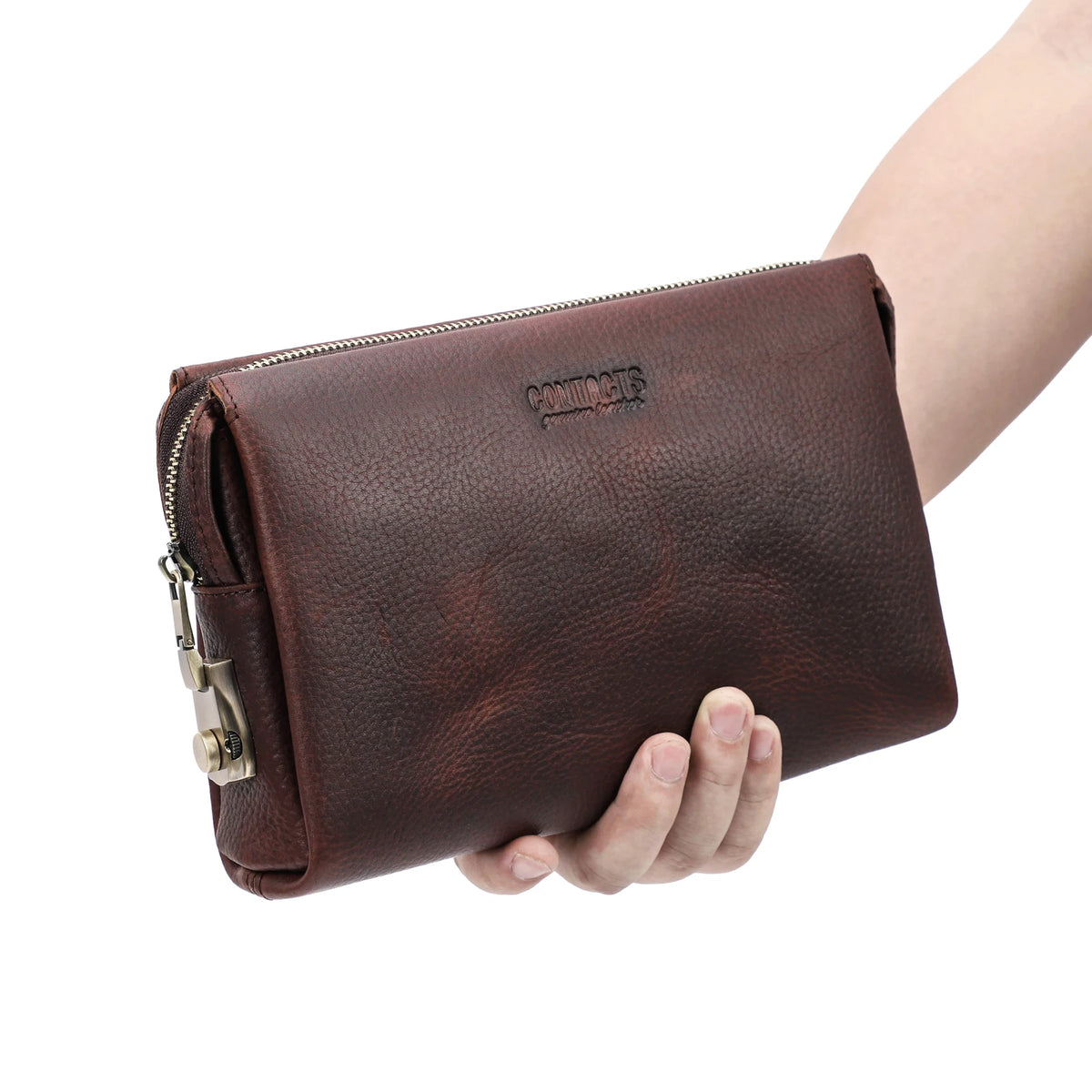 Portefeuille/clutch en cuir véritable marron pour homme tenu par une main.