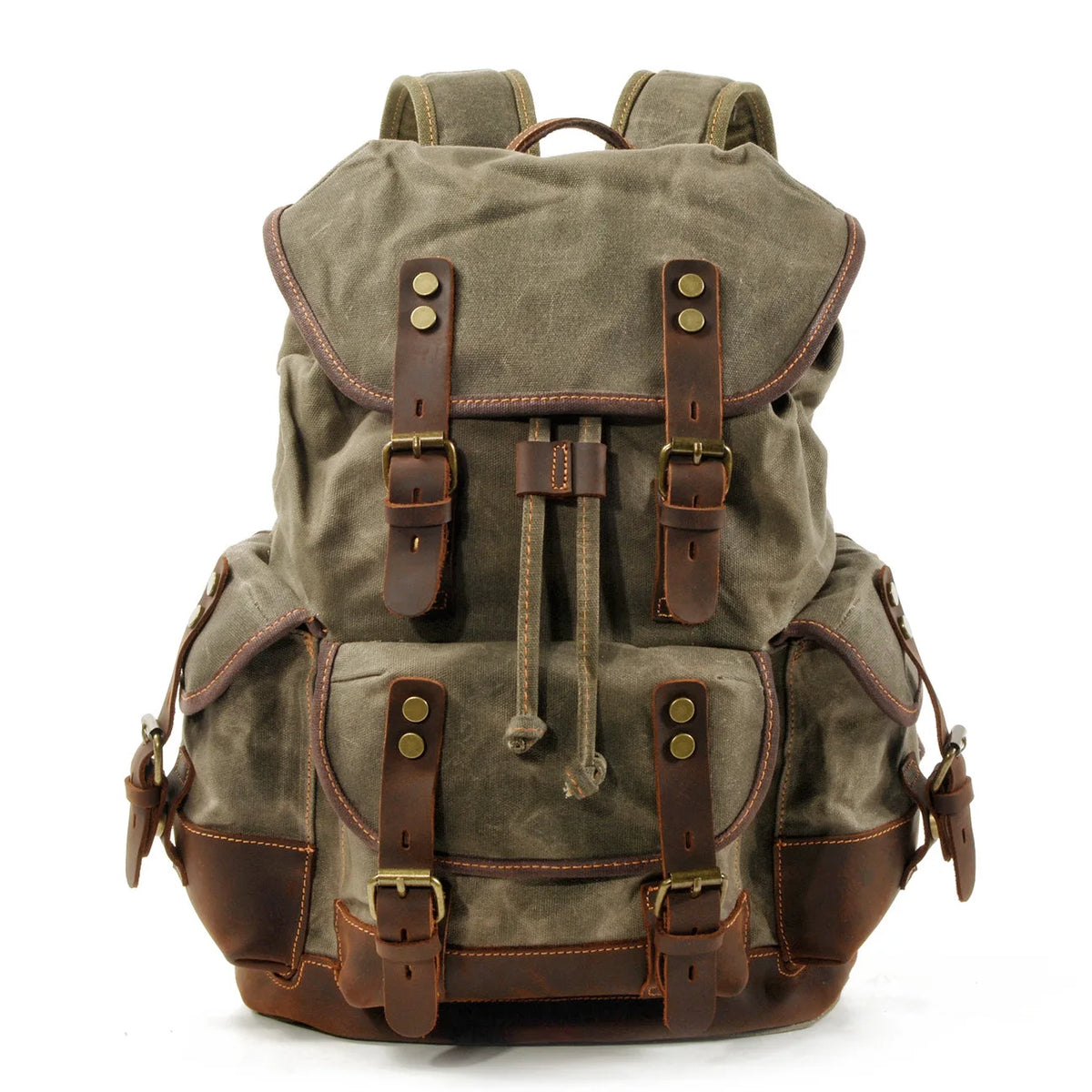 Mochila de senderismo de lona marrón con detalles de cuero y correas ajustables.