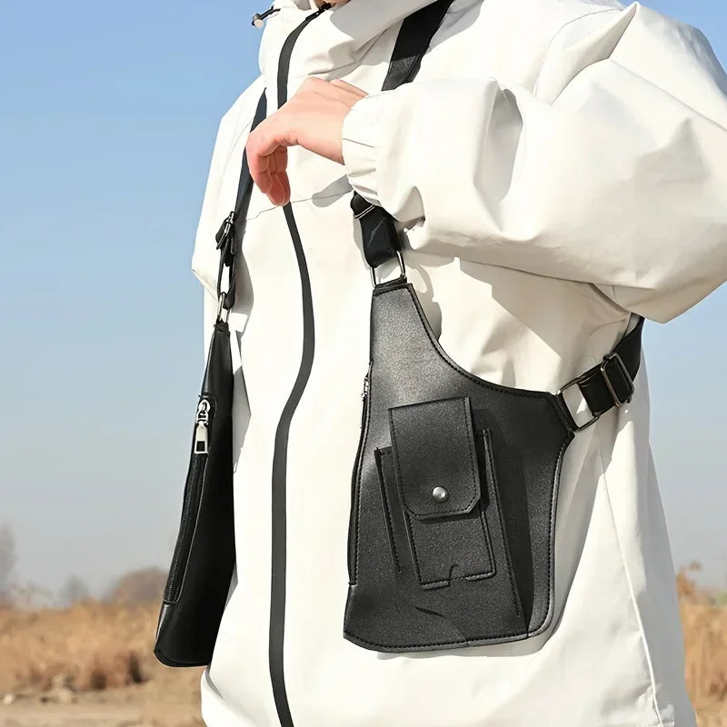 Nahaufnahme einer schwarzen taktischen Storage-Westtasche, getragen an der Seite einer weißen Jacke.