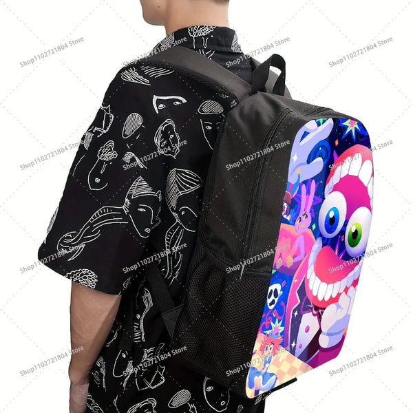 Sac à dos noir avec une impression anime d'un visage de monstre coloré et de divers personnages.