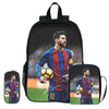 Schwarzer Rucksack mit Fußballspieler-Grafik neben einer kleineren schwarzen Tasche.