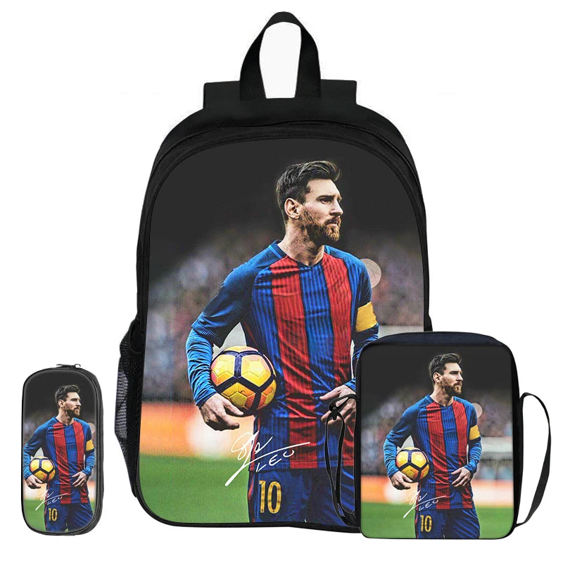 Schwarzer Rucksack mit Fußballspieler-Grafik neben einer kleineren schwarzen Tasche.