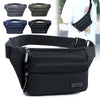 Petit sac banane noir imperméable avec différentes options de couleur porté par une personne.