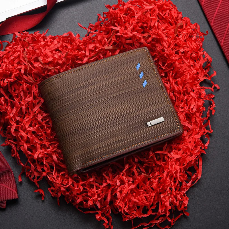 Cartera de cuero marrón para hombre con múltiples ranuras, sobre un fondo rojo desgarrado.