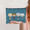 Bolsa de almacenamiento cosmético verde azulado con ilustraciones de cuatro chicas diversas.