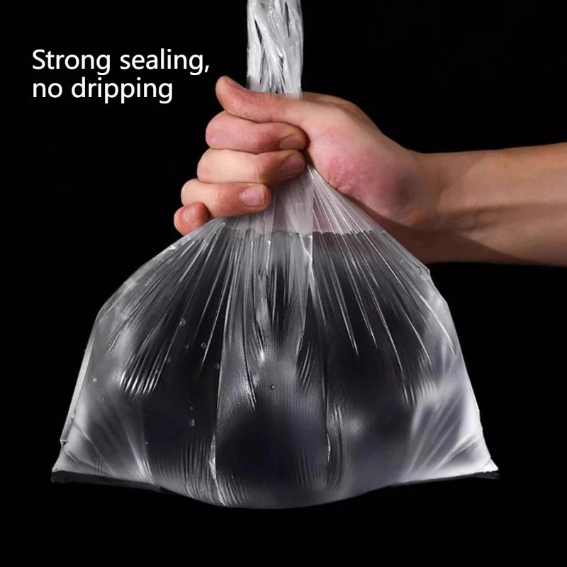 Una mano sostiene una bolsa de plástico transparente, demostrando un sellado fuerte y sin goteo.