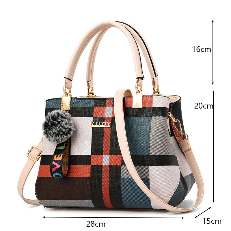 Sac bandoulière en cuir PU à carreaux beige et noir avec quincaillerie dorée et accent bleu-gris.