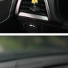 Eine kleine Glasvase mit einer gelben Rose auf der Innenseite einer Auto-Verkleidung
