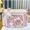 Bolso cruz de hombro de encaje Y2K rosa con detalles florales y un adorno peludo blanco.