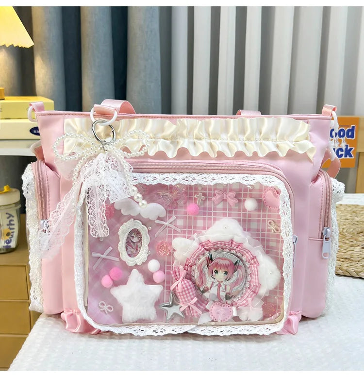 Bolso cruz de hombro de encaje Y2K rosa con detalles florales y un adorno peludo blanco.