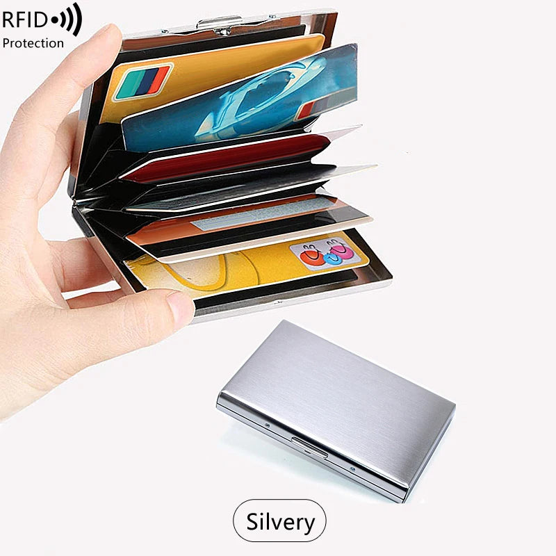 يد تمسك حامل بطاقات معدني معزول بتقنية RFID يعرض عدة بطاقات، مع ظهور بطاقة فضية في الأسفل.