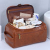 Braune Vintage PU-Leder-Toilettentasche mit Hängeorganizer und Kosmetikprodukten drinnen.