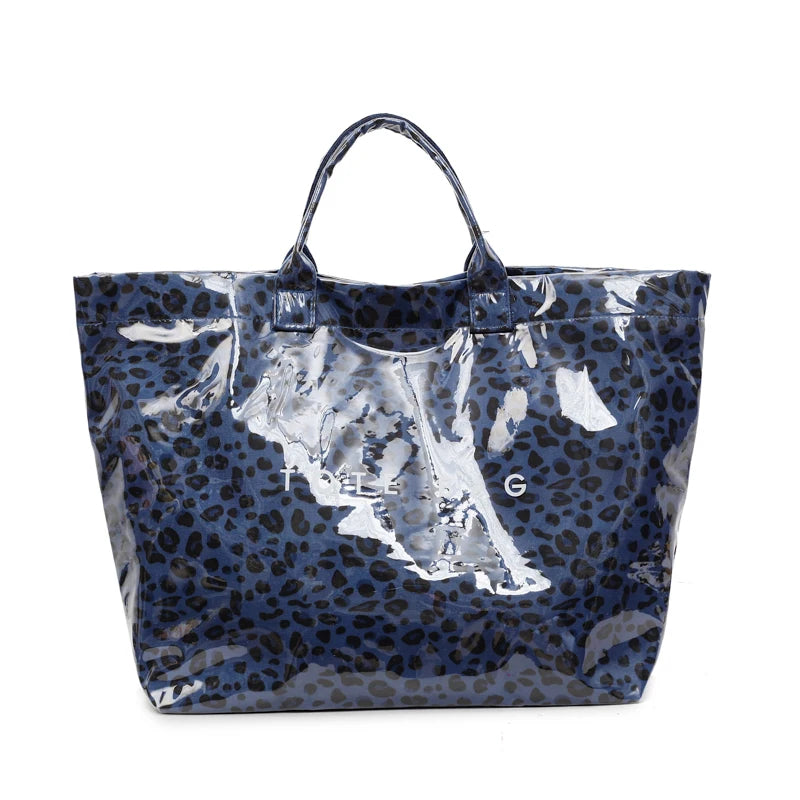 Dunkelblaue Leopardenmuster-PVC-Tasche mit Henkel.