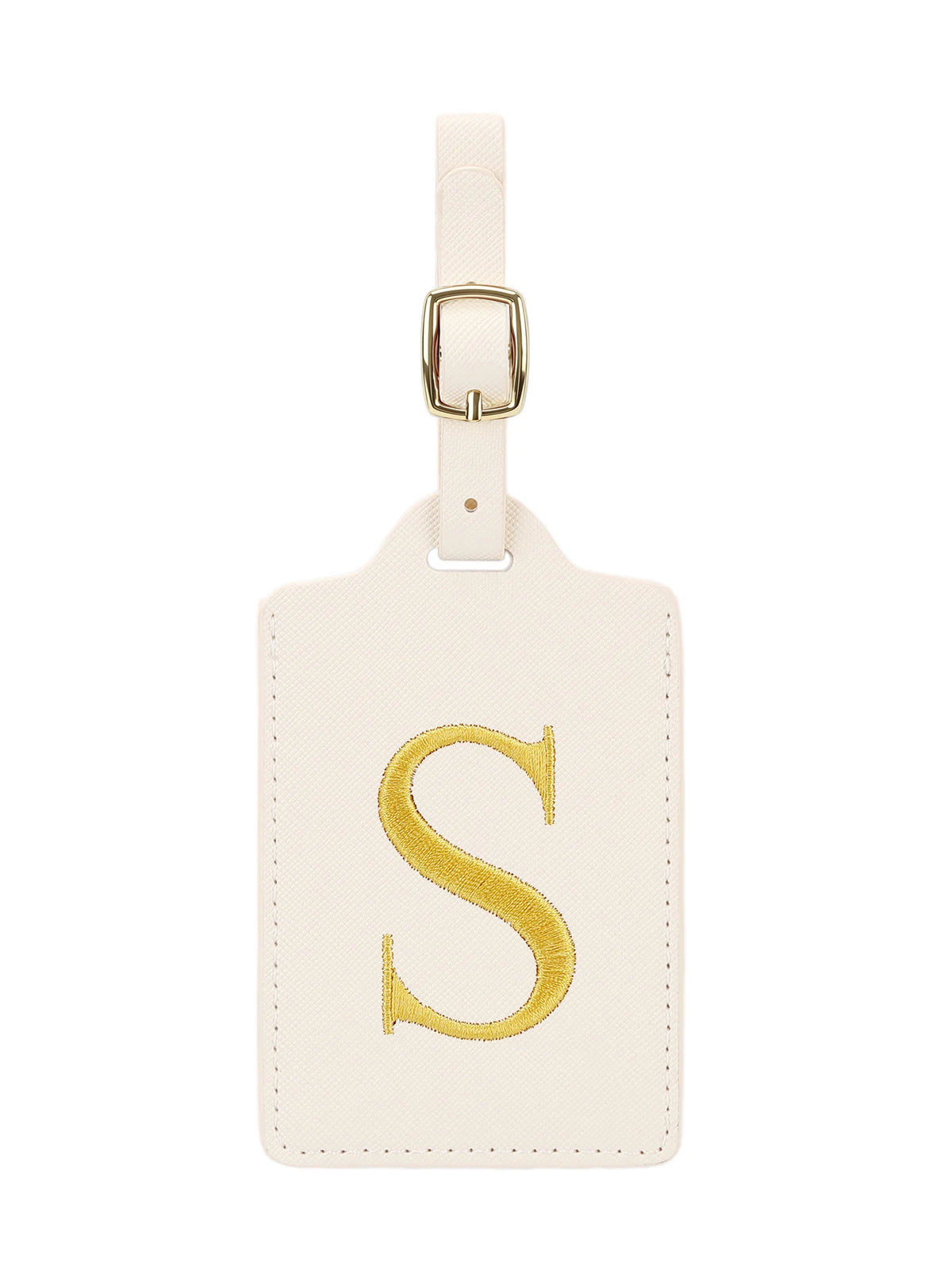 Étiquette de bagage rectangulaire en cuir beige clair avec un S brodé en or et un clip métallique argenté.
