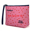 Bolsa cosmética de neopreno impermeable rosa con cremallera negra y patrón de corazón rojo, con el texto Dreaming of With ori