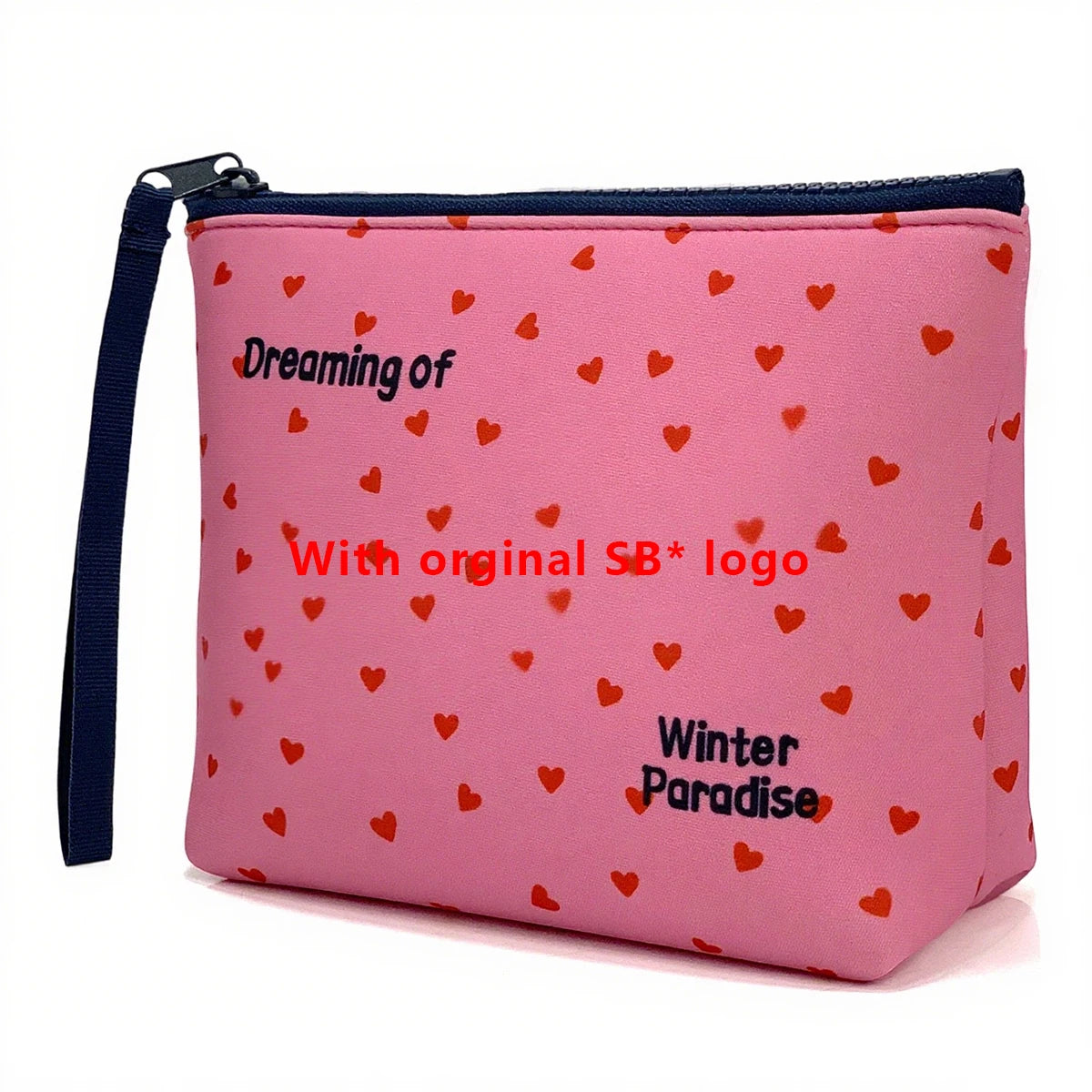 Bolsa cosmética de neopreno impermeable rosa con cremallera negra y patrón de corazón rojo, con el texto Dreaming of With ori
