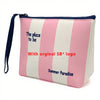 Bolsa cosmética a rayas rosa y blanca con correa azul marino que dice "The place to be" y "Summer Paradise"