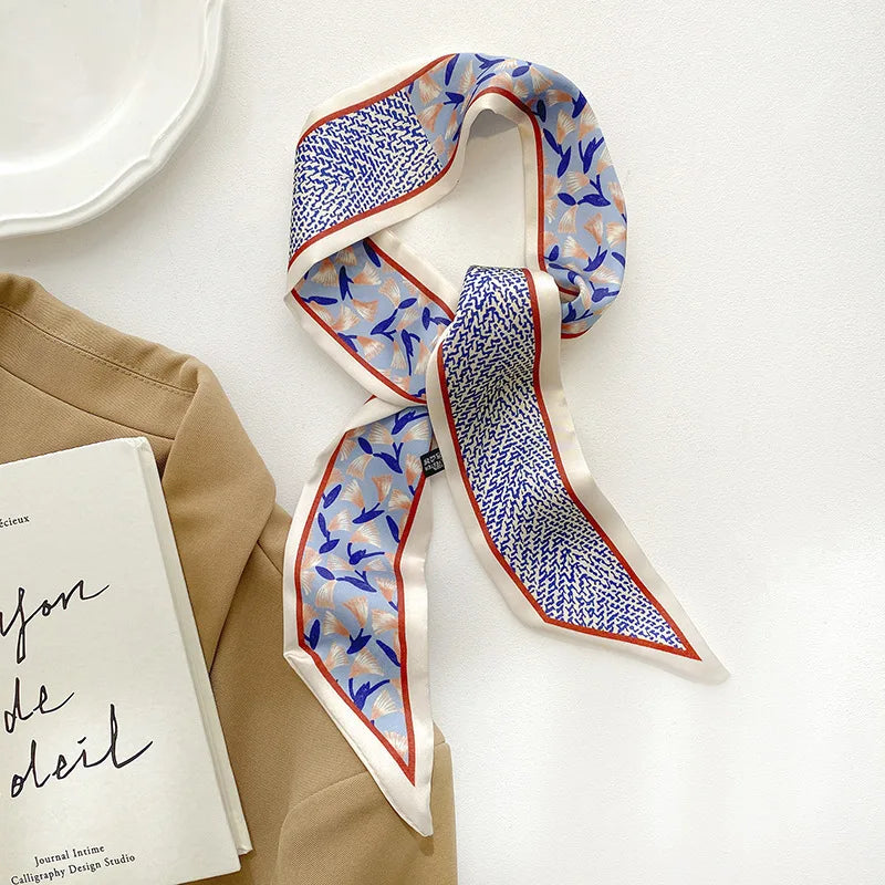 Étouffe de cheveux en soie élégante avec des motifs floraux bleus et oranges noués en nœud