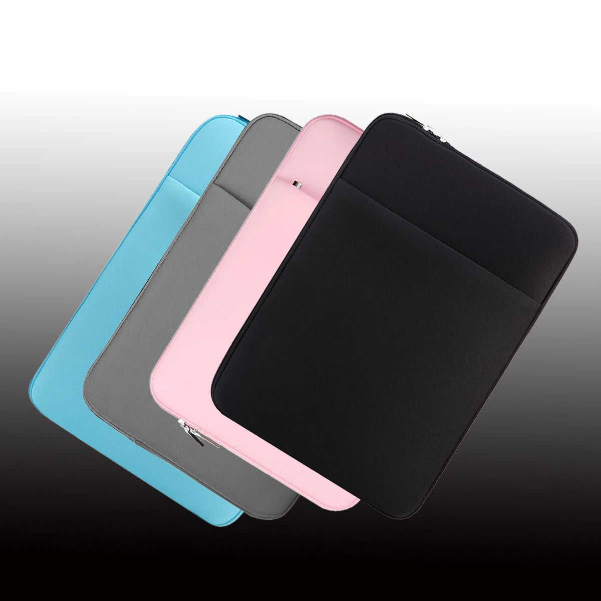 Una pila de cinco fundas para laptop de colores, incluyendo azul, gris, rosa y negro, mostradas en diagonal.