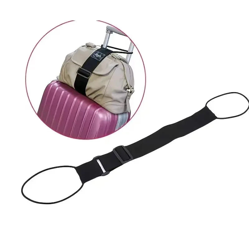 Una correa de equipaje negra ajustable junto a una mochila beige y un objeto cilíndrico rosa.