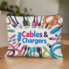 Bolsa de cremallera de lona blanca llena de varios cables y cargadores de dispositivos.